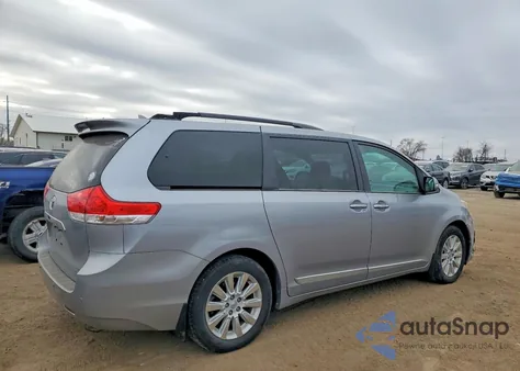 2013 Toyota Sienna Xle z USA, uszkodzony, nr VIN 5TDDK3DC4DS069794